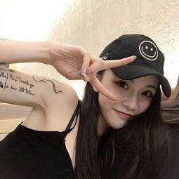 纹身网红女孩吃瓜图片大全,潮流与美食的完美融合