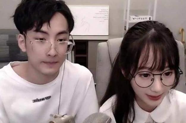 黑衣服网红眼镜妹宿舍吃瓜,黑衣穿搭下的吃瓜日常