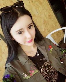 黑衣服网红眼镜妹宿舍吃瓜,黑衣穿搭下的吃瓜日常