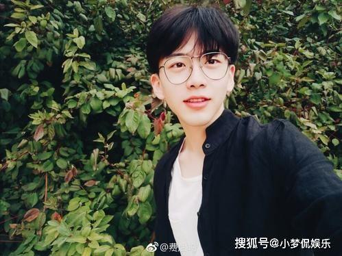 抖音网红校服妹妹吃瓜,校园生活趣味横生