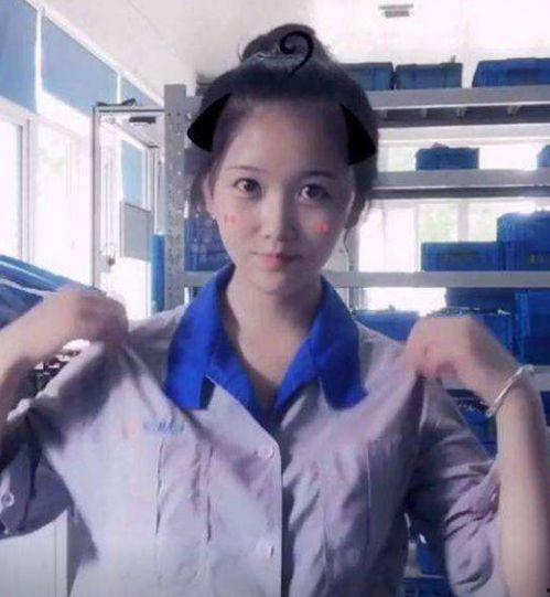 抖音网红校服妹妹吃瓜,校园生活趣味横生