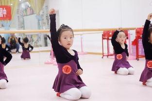 长沙舞蹈老师反差吃瓜网,网曝吃瓜瞬间，揭秘真实身份