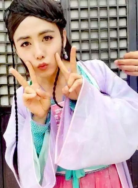 男扮女装网红吃瓜