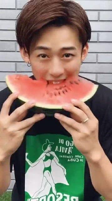 吃瓜网红小哥哥是谁呀视频,视频走红背后的故事